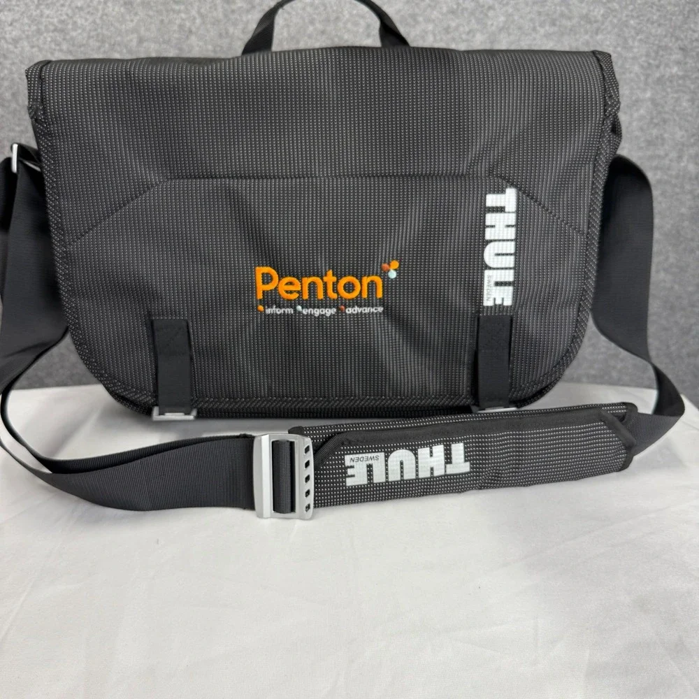 Thule Stravan Messenger Bag Black Laptop Case Penton Logo Adjustable Strap 17in
